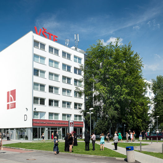 Škola, laboratoře i hokej. VŠTE se představí maturantům v pondělí 26. listopadu