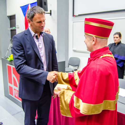 První absolventi převzali titul Ing. za technický obor. Škola Zlatou medailí ocenila Jiřího Zimolu a Jana Váchala