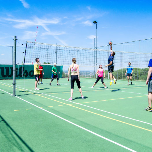 Stavíme pro studenty hřiště na míčové sporty