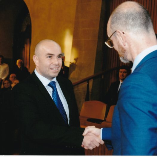 Rektor naší školy byl jmenován profesorem
