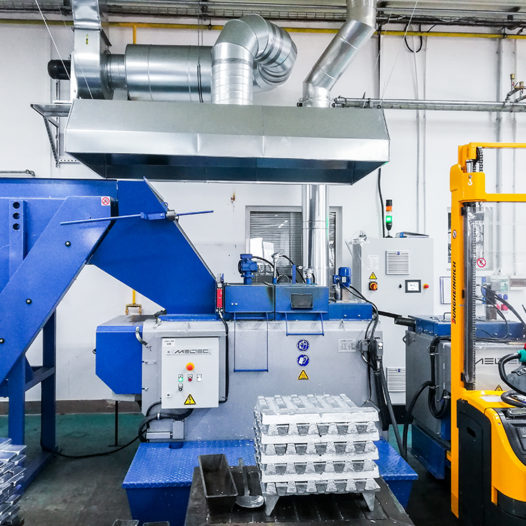 Successful recycling of zinc waste saves millions of crowns. Academic workers from our school help Vodňany company GD Druckguss.