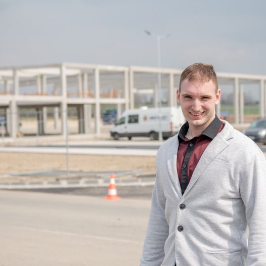 Studuje na VŠTE a zároveň rozjíždí vlastní firmu, ve které dává práci spolužákům. Pětadvacetiletý Tomáš Daněk si plní sny.