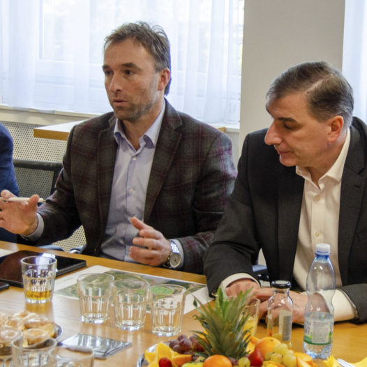 Šéf Národní agentury pro sport navštívil VŠTE. Debatoval se studenty a viděl unikátní projekt fotbalové akademie Dynama.