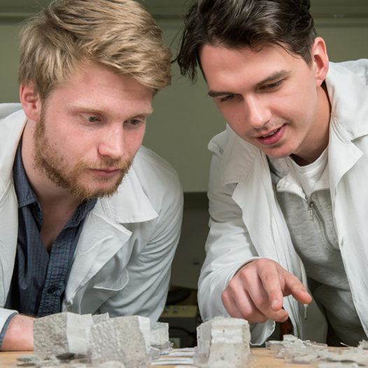 Mezigenerační projekt řeší, jak propojit mladé a starší stavbaře