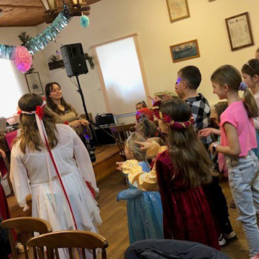 Akademici z VŠTE každoročně připravují dětský karneval v Malých Chrášťanech