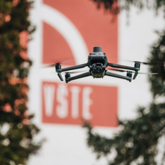Dron s termokamerou doplnil na VŠTE výuku a pomůže i při záchraně narozených srnčat při jarním sečení luk