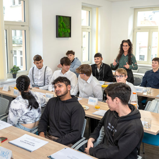 Regionální podnikatelský kemp pro mládež z dětských domovů v Jihočeském kraji začal v sobotu 11. listopadu v Českých Budějovicích. Záštitu mu udělil hejtman Jihočeského kraje Martin Kuba.